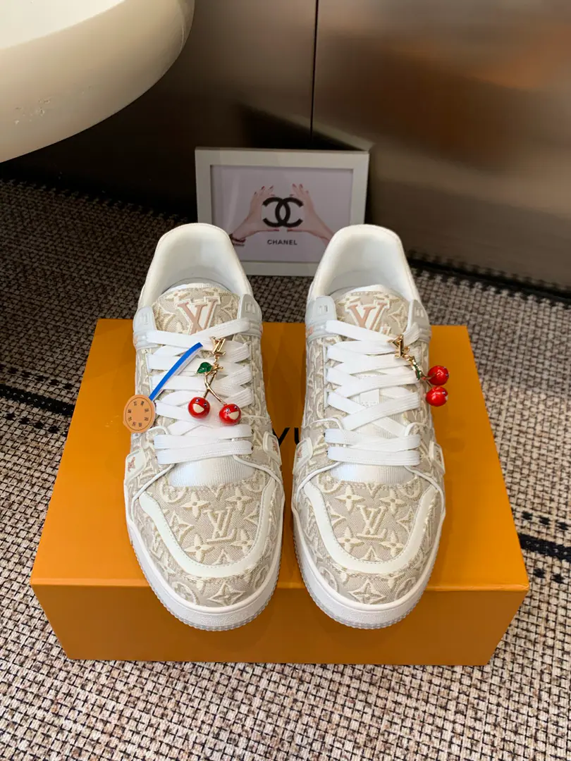 Append➕60 Louis Vuiton Louis Vuitton. New paragraph LV Trainer- Series of basketball shoes. Paragraph LV Trainer Staples for the label., The old-fashioned old-fashioned, old-fashioned, old-fashioned, velvet-covered cow leather.. Monogram Flower decorating leather shoe belts., It's a very colorful comparison with the shoe.. Louis Vuitton handwritten embroidery markings and #54 Signing side-to-side split.. Degenerative-flurable cattle leather identification element external bottom of rubber Monogram Flowers. Codes: 35-44（45.46Custom）