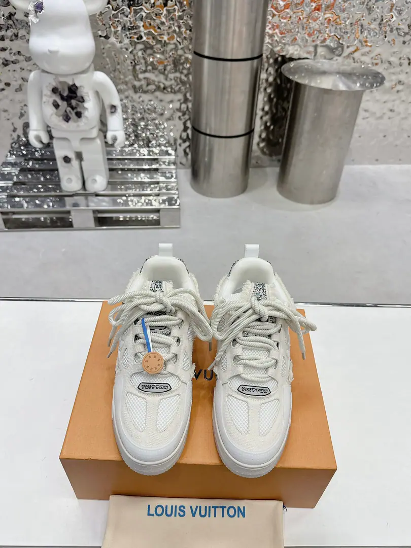 Get out of the factory. 【Drill slippers.】 𝙇𝙑 𝟐𝟎𝟐𝟑/𝐒𝐒 𝐧𝐞𝐰 Louis Vuitton's skateboarding., LOUIS VUITTON TrainerNo doubt the most successful brand of luxury has been launched.SneakerOne., But the search's not stopping., LOUISVUITTONAnd I'll be there.2023The spring brings a new skateboard series.. The new series in the graph is back.90Age Chunky Skate Shoes♪ I'm seeing ♪, Leather and web-based shoe-making, The fat contour and the rough shoelaces are so hot., I'm expecting it to be like this.TrainerI'm just as good as I am.. ♪ And then I'll be back ♪ DIORShow me the skateboarding., Maybe next year.ChunkyThe wind will be stronger.. Size:Women35-40 Men39-46