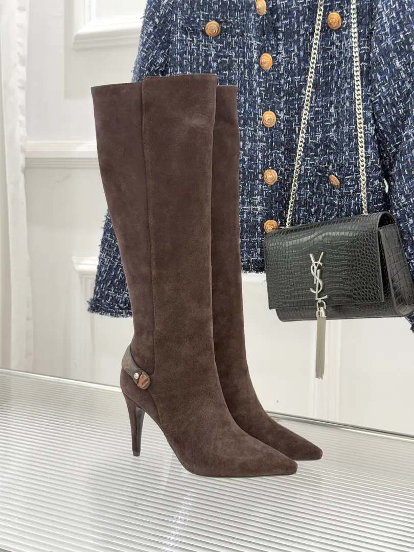 🏧𝐋𝐕A new item in the donkey's autumn and winter. Top-of-the-art old twigs with high-head and boots. Fine MetalLVSign it up. Personally pointed design Nice and fashionable. Perfectly stretching the legs. ♪ Gives you confidence and freedom between walking ♪. Comfortable and tall.8cm Walking is sexy. The fabric is in the original form of sheep./Bullskins. The insides are all sheep's skin. Italian imports are so thick. Size35-41 [40/41Custom]