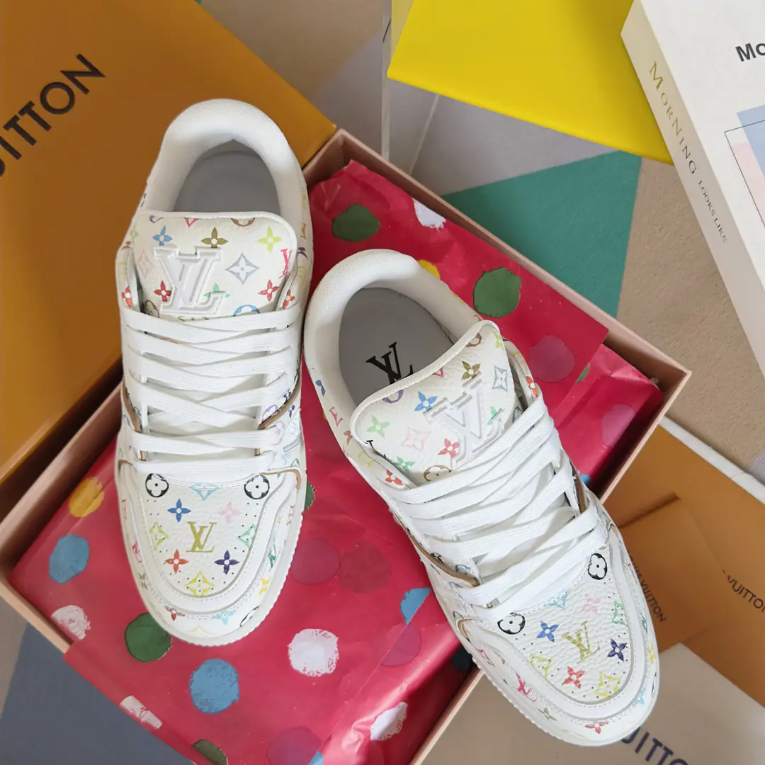 Top Version: Couple money. LV x TM LV Trainer Louis Vuitton.xMurakami-kun! Joint contributions Leisure Sports shoes Skis. Original procurement development Make the goods. Paragraph LV Trainer The sneakers are chosen to be Louis Vuitton with a pear leather. x The Mangumi series of the Kuro-Rong series., With the full picture. Monogram The pattern shows the imagination.. The old sports-style shoe-faced handwritten Louis Vuitton logo., Back 54 The number dates back to the brand. 1854 Year Send a cabinet for fine packaging🛍📦 ▪️Fabulous.: Original customized import of head-level cattle skin ▪️Uchi.: The original custom-made air network. ▪️Otsumi!: Original Open Model Slide-InTPUGroup Bottom ▪️Bottom: 3CM ▪️Size: Female35-41 / Men38-46