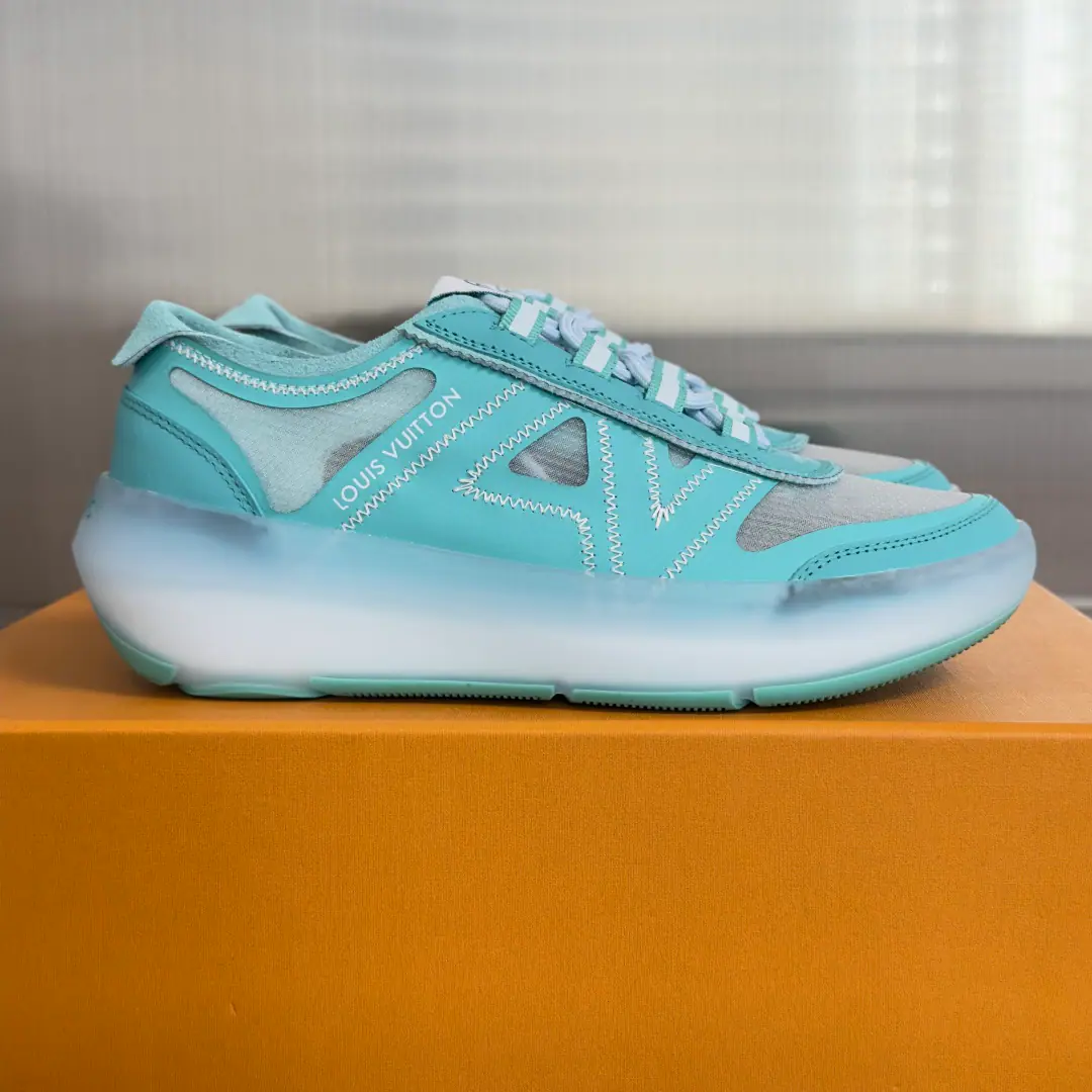 Top Version: Female LV Louis Vuitton.LHome. The donkey is new.Sprint Series Thick Network Breathe. Leisure Sports shoes Run-shoes. SPRINTSports shoes, This sneakers are made in combination with a variety of functions., Best support for foot., It's really comfortable in it., And show a fashion style that is elegant and elegant., Semitransparent flex-shoe soles, Make the design perfect. The counter is beautiful.🛍📦 ▪️ Fabulous.: Original custom technology web material ▪️ Uchi.: The original imported air network. ▪️ Shoes under the sole.: Unique modeling for smoothing.TPUMaterial ▪️ Bottom: 4CM ▪️ Size: Female35-40