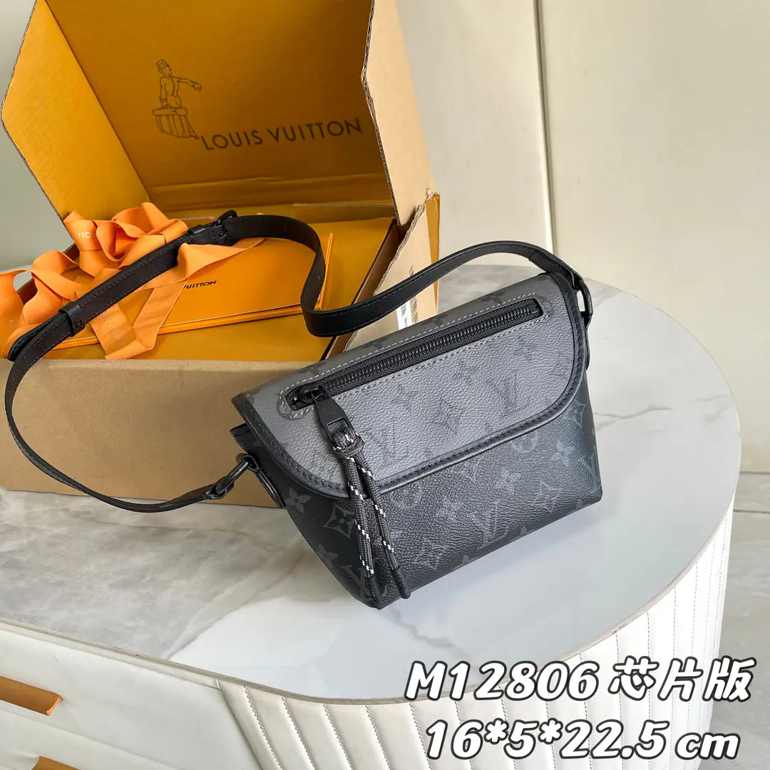 【 C01Chip version】 Internal pricesP Paragraph: M12806 Original List Enhancement💪【I'm taking a background picture.】 Man-Back Mailman's Pack Series Paragraph Pulse Mini-handbag. Take the material. Monogram Eclipse Tiled canvas., Pass the Morden style with simple lines and motion elements. Accurately constructed model with main partitions, The zipper on the top is a little bit of a zipper.. 16 x 5 x 22.5 centimetres(High x Kuan x Length)