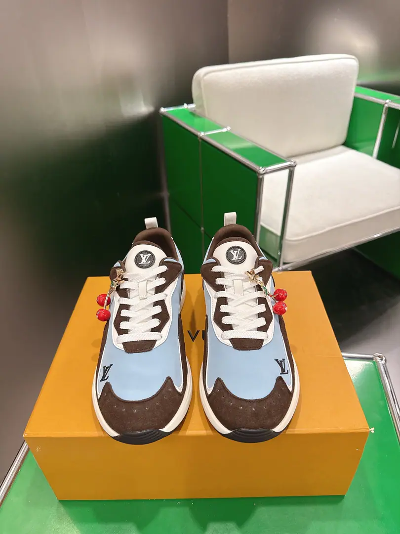 Top Version: （k ) LVLouis Vuitton. NewDropA series of leisure shoes. Run-shoes.‼️ Louis Vuitton's shoe-shoe series is a match for the needs of the occasion.: A-twigs and shoes, commercial or formal., Boots., Mokasin and LeFoot are all over the place., There's another brand. LVTrainer You can choose a high-end or low-end sports shoe.. Director of Creative Pharrell williams Every season is a new classic. Fabulous.: Original custom nylon＋Cow leather. Uchi.: The original custom-made air network. •Shoes under the sole.: Original modeling of slide-resistant rubber material Bottom: 3.5CM Size: 40-45
