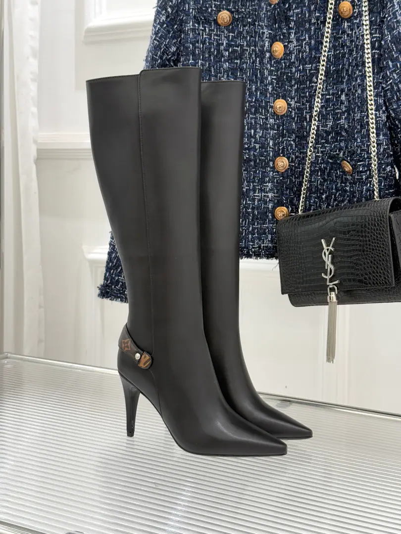 🏧𝐋𝐕A new item in the donkey's autumn and winter. Top-of-the-art old twigs with high-head and boots. Fine MetalLVSign it up. Personally pointed design Nice and fashionable. Perfectly stretching the legs. ♪ Gives you confidence and freedom between walking ♪. Comfortable and tall.8cm Walking is sexy. The fabric is in the original form of sheep./Bullskins. The insides are all sheep's skin. Italian imports are so thick. Size35-41 [40/41Custom]