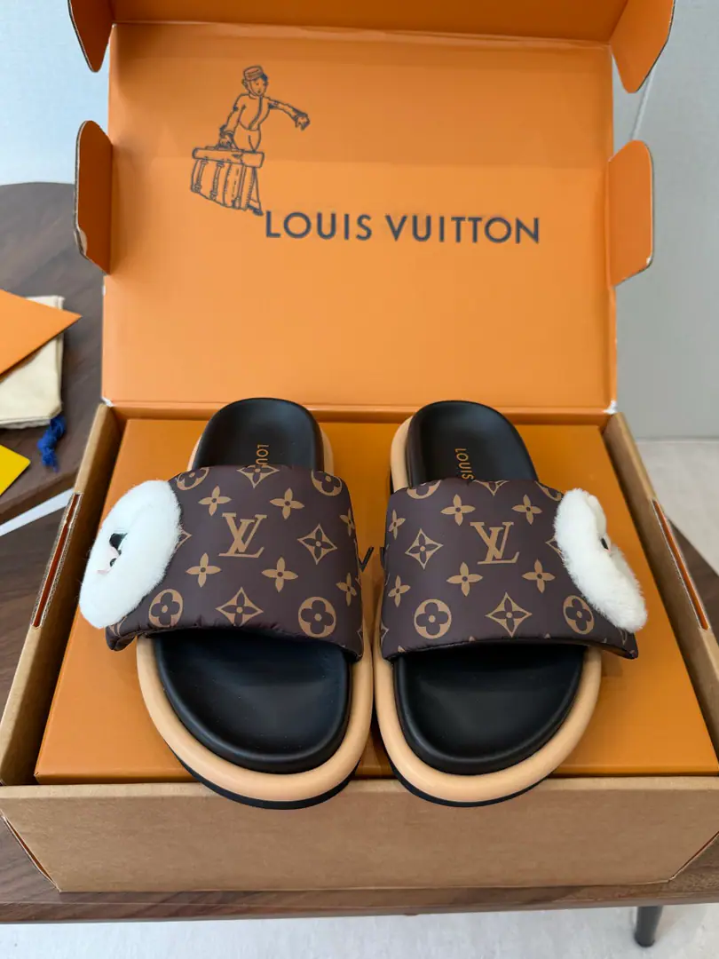 Louis vuitto* 26ssTow the bread. Another one. Latest Emphasizing %Real feather fill. Top-Adoption LVThe foot of the super-explosive old flower slipper bread at the top. It's so soft and so cozy. The donkeys are so lucky this year. Yes. I'm sure it's a lot better than my second uncle's slippers. The magic stick is designed to be so thin and so thin. Summer favorite.！！ It's a fashionable design. Cool styles can be matched.！！ Size: 35-41(40 41Make a no-refund order.)