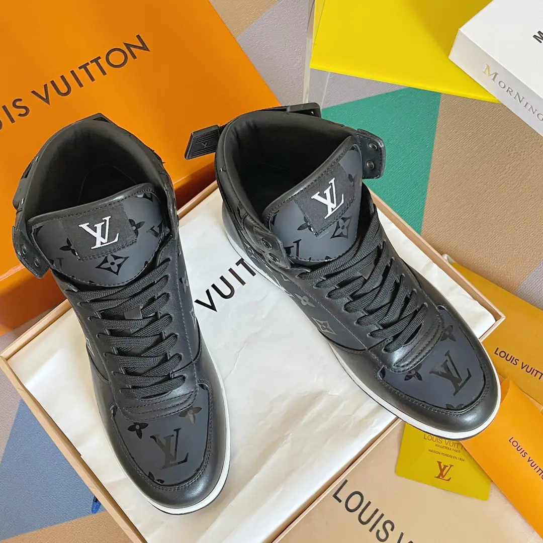 Top Version: Ko Gang! LVLouis Vuitton. LHome. Donkey.RivoliSeries Ko Ko-kwan! Leisure Sports shoes Shoes. Original procurement development Make the goods. Paragraph Rivoli High-band sports boots for cow leather., ♪ To show the classics with a sharp brush Damier Pattern. But the steady Louis Vuitton sign shoe belts are constantly designed., Rubber external configuration refined. Send a cabinet for fine packaging🛍📦 ▪️Fabulous.: Original import of head-level cattle skin ▪️Uchi.: The original custom-made air network. ▪️Shoes under the sole.: Original modeling slide-proof rubber floor ▪️Bottom: 2.5CM ▪️Size: Men38-45