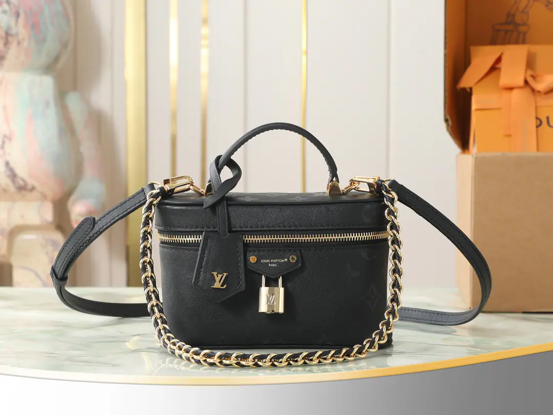 【Top First List It's so exclusive.】M3A Black Flakes Chain wrapper makeup bag VANITY CHAIN POUCH Handbag. Paragraph Vanity Chain Pouch The bag is soaked with classic colors for the leather., ♪ The brand of the new ♪ Monogram Ink Pattern. A pair of metal with a leather leather., Weaving chains with LV The locks are a tribute to Louis Vuitton's legacy.. Dismantled shoulder belts are flexible to switch back.. Dimensions: 19 x 11.5 x 6.5 centimetres (Length x High x Kuan)