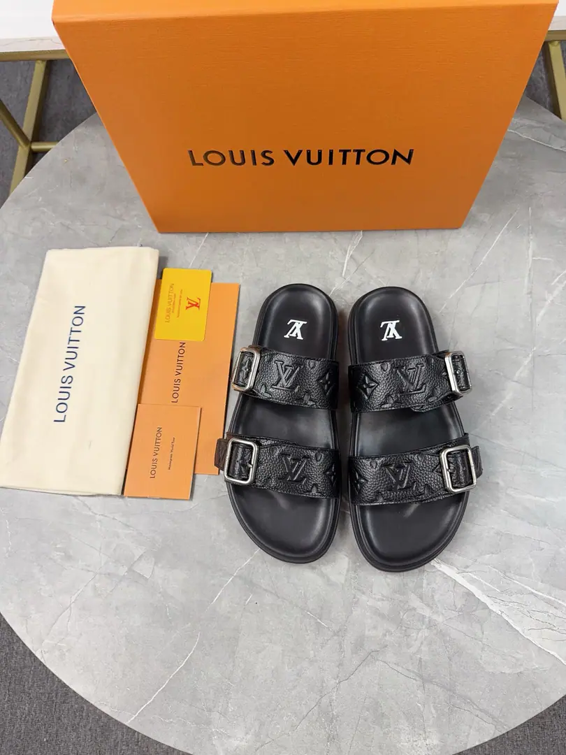 2025New top version of the paragraph: Men LV Louis Vuitton. LHome. Donkey.VeniceSeries Thick - Slugs. Original procurement development Make the goods. Paragraph LV Venice The sand is a pear of cattle leather. Monogram Ballast, A smart little bit of a jig.. A strap-up shoe with a big square button., The cushions and the flexy miniature outers create a light and comfortable wear experience. Send a cabinet for fine packaging🛍📦 ▪️Fabulous.: Original import of head-level cattle skin ▪️Uchi.: The original custom is in the sheep's skin. ▪️Shoes under the sole.: Original modeling smooth-foil bubble material ▪️Bottom: 3.5CM ▪️Size: Men38