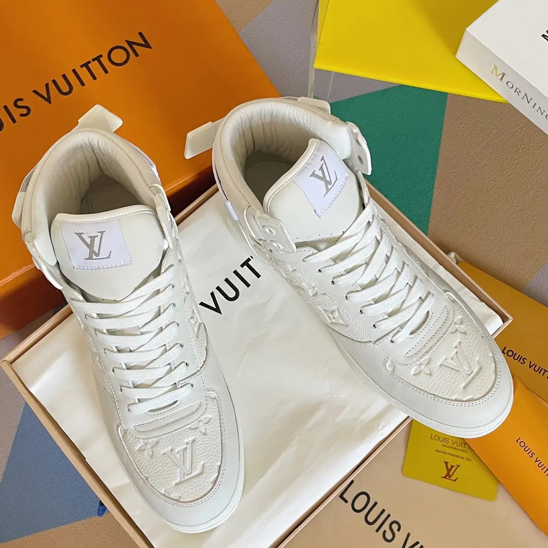 Top Version: Ko Gang! LVLouis Vuitton. LHome. Donkey.RivoliSeries Ko Ko-kwan! Leisure Sports shoes Shoes. Original procurement development Make the goods. Paragraph Rivoli High-band sports boots for cow leather., ♪ To show the classics with a sharp brush Damier Pattern. But the steady Louis Vuitton sign shoe belts are constantly designed., Rubber external configuration refined. Send a cabinet for fine packaging🛍📦 ▪️Fabulous.: Original import of head-level cattle skin ▪️Uchi.: The original custom-made air network. ▪️Shoes under the sole.: Original modeling slide-proof rubber floor ▪️Bottom: 2.5CM ▪️Size: Men38-45