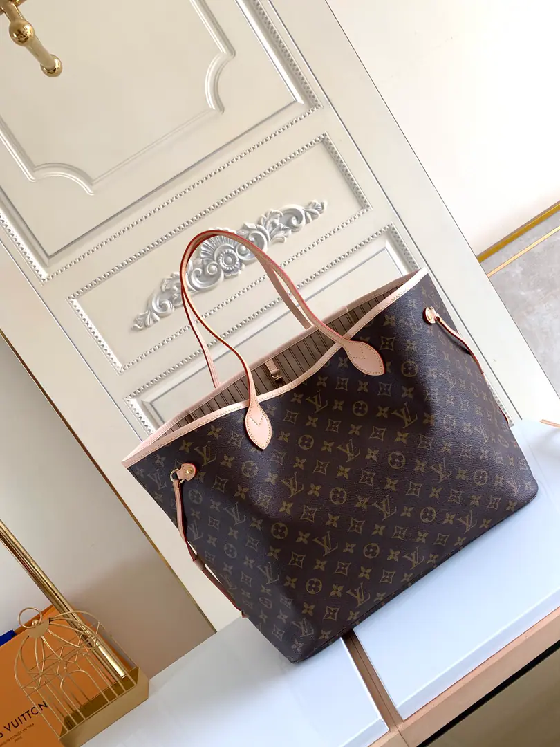 Big number., Dynamic chip C【Original overseas It's so exclusive. M40990Big number.】 🎀🎀Classic shopping bag.💋💋Louis Vuitton. Neverfull A new classic handbag., Explore the fine details in the bag. The redesigned insides used fresh fabric lined and inspired by the retrograde details of the Louis Vuitton archives., There's nothing more commendable than a detachable zipper., It can be used as a handbag, either alone or in a handbag., And as an extra pocket.. The bright liner is Monogram The classic canvas adds more lively sense of activity.. Medium Size: （32*29*17） Large size: （40*33*20）
