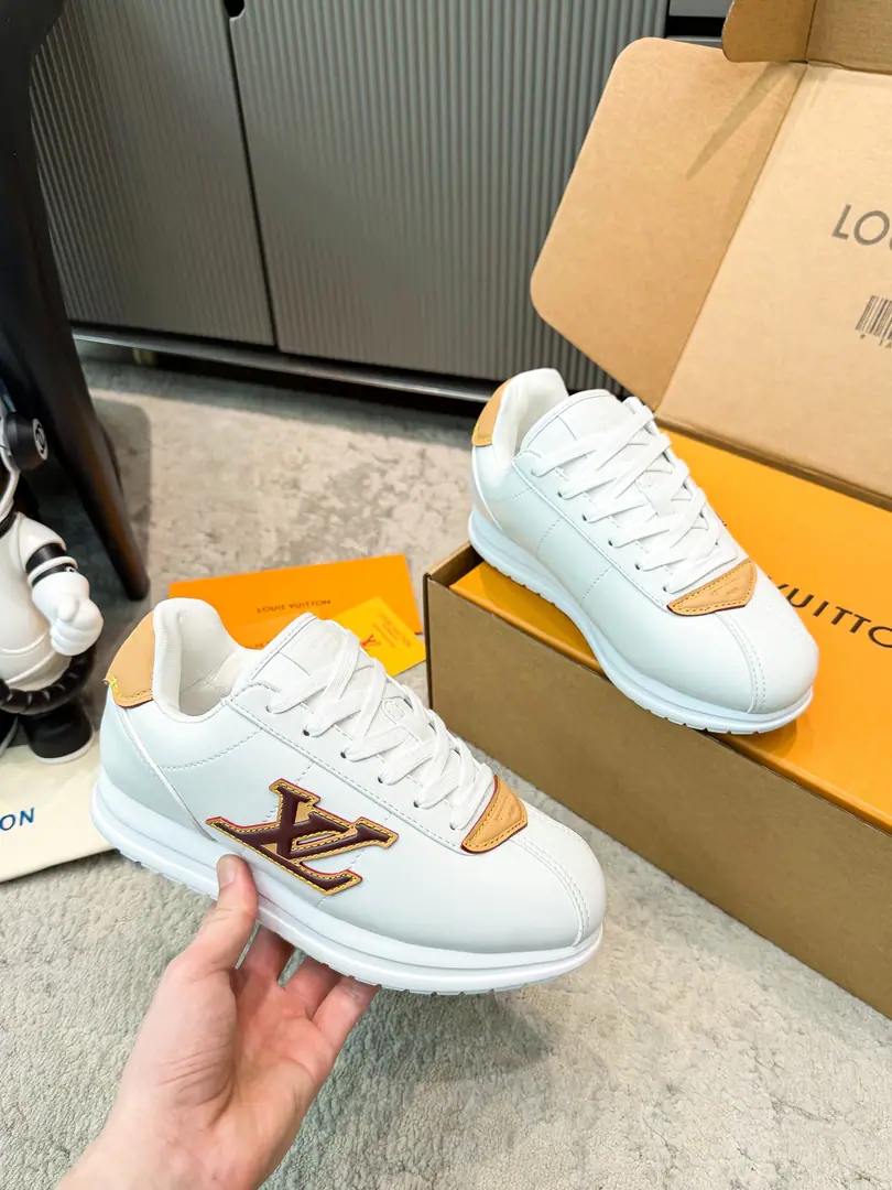 ❤️Couple money. Louis Vuiton Louis Wittenfield's joint show-off fat-ding-ass sports shoes. Gumps. High-end version This series includes a series of sports shoes from the simple style of the game to the popular sneakers. LV It's a sign of its thickness and modern beauty. The other formulas are luxuries, skins. - It's a leather and canvas. Some sneakers are designed with a sense of future. It's a function and comfort. And move on to the sports-style luxury shoes. Every detail is as it is.1:1Development Fashion original custom-made head-decked cow skin Inside, in the air network. The original shoe bottom is skating.TPUMaterial Bottom: 3CM Codes: Women35-40 （Women40I'll make sure I don't change it.） Men39-45 （Men45I'll make sure I don't change it.）