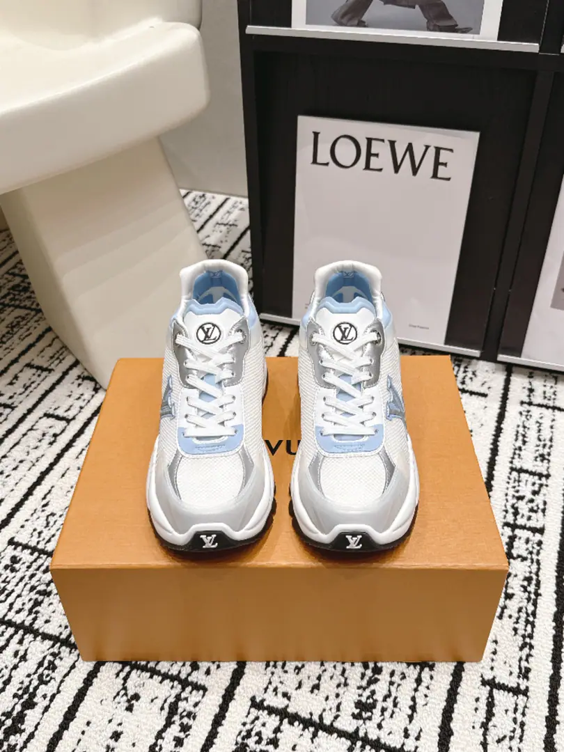 Requisition level #Female Louis Vuitton Run Away 26/New paragraph Leisure sports shoes​​ This is... ​​Louis Vuitton Run Away Sports shoes​​, White net shoes with silver leather., A light blue dot in the shoe tongue and shoelaces., Dark design, Both the tongue and the side of the shoe. LV Circle logo. The whole thing... LV Two years of a hot, old-fashioned shoe.. The shoes are not bad., A few key points. ​​Quite new.​​: White + Silver + The blue color is very good., Summer is a perfect dress.. ​​We're getting thicker.​​: It's a certain increase., But it's not that big a deal., It's natural to wear it everyday.. ​​I'm gonna get some air.​​: It's not boring in summer., Comfort is good in the same price.. ​​More colours​​: Except for this white blue color., And black and white., Pink, Full white waiting for multiple colours. Size: 35-39（40.41I'll make sure I don't change it.）