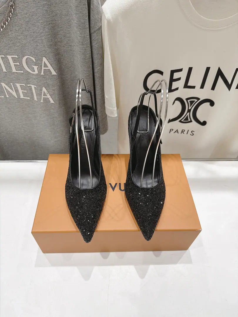🏧𝐋𝐨𝐮𝐢𝐬 𝐕𝐮𝐢𝐭𝐭𝐨𝐧 LVThe new donkey's head is empty with heels and sandals. It's a little bit simple., The high-level is full., - With grace.～Nice foot., The most powerful of all.💃🏽 ✔Shoe.: Gretel. ✔Uchi.: In the sheep's skin. ✔He's tall.: 9.5cm ✔Otsumi!: Italian imports are so thick. ✔Codes: 35-41 （40.41Make a reservation.）