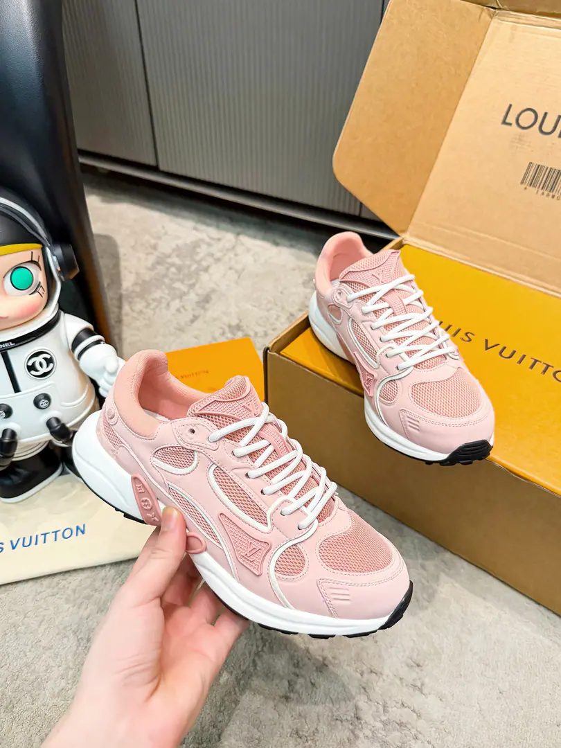 🔥🔥🔥Top Version: Couple money. LV Louis Vuitton.LHome. Donkey. LatestOlympiaSeries Couple money. King of Silver Horn. Leisure Sports shoes Run-shoes. Paragraph LV Olympia Technical and technical materials such as the mesh and metal-skinned leather for the integration of sneakers, Design classic shoe remodeling with a simple and easy view.. Light EVA The exterior performance is a snuggler.. Monogram Presses with LV The letters and the details are rich enough to create a sense of recognition. Send a cabinet for fine packaging🛍📦 ▪️Fabulous.: Original imported technical fabric+Network ▪️Uchi.: The original custom-made air network. ▪️Shoes under the sole.: Original model rubber bubble material ▪️Bottom: 3.5CM ▪️Size: Female35-40 / Men39-45