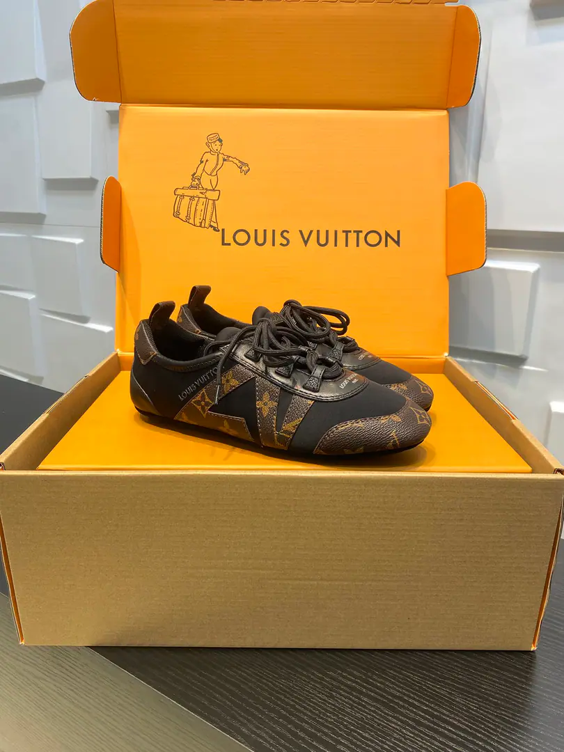 Top Version LVLouis Vuitton. LHome. Donkey. LatestSneakerinaSeries Couple money. Ballet sneakers. - Tetsu. Leisure Flat shoes. Shoes. Original procurement development Make the goods. This one.LV Sneakerina Ballet wind shoes make flow lines with silky cow leather., The comfort of lightly shaped and sports shoes with ballet shoes.. Side LV Marking and Monogram After the canvas, bring the details., Sacchetto Process and TPU The outside is a softer dress. Send a cabinet for fine packaging🛍📦 ▪️Fabulous.: Original customized import of head-level cattle skin ▪️Uchi.: The original custom-made air network. ▪️Shoes under the sole.: Original modifierTPUMaterial ▪️Bottom: 1.5CM ▪️Size: Female35-41
