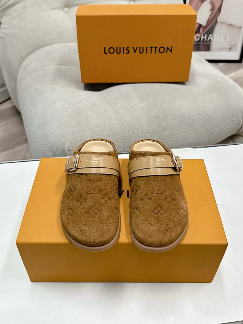 LV TO-GO COMFORT Louis Wittenberger, wraps his head on shoes.‼️ Fashion is a regular thing. Half-drawn. LV To-Go Comfort Cool tow.Monogram The canvas., It's a comfort and a stale experience.. The modifiable shoelaces with Louis Vuitton markings., Light rubber exterior quoteIVArchlightThe wave shape of the sneakers.. • Monogram The canvas. •A couple of buttons. •Louis Vuitton Elements • Rough shoes. • Rubber, The bottom of the shoe is in the tweezers. Monogram Flowers. Codes: 35-41（41Make a reservation or not.）