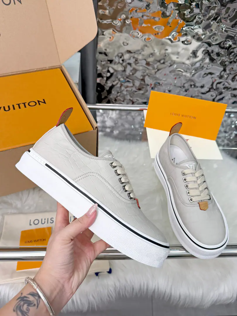 🇨🇳LV 27Spring and summer show.LV Combi♪ Flat-floor skateboard shoes ♪, - Don't worry about it.Pharrell WilliamsAnd he's got his new skateboard shoes.Combi: Low Gang!, 5Puncles., The suture., The bottom is rubber material. The shoes are all snake skin. Full package Load the plane box. Men39-46