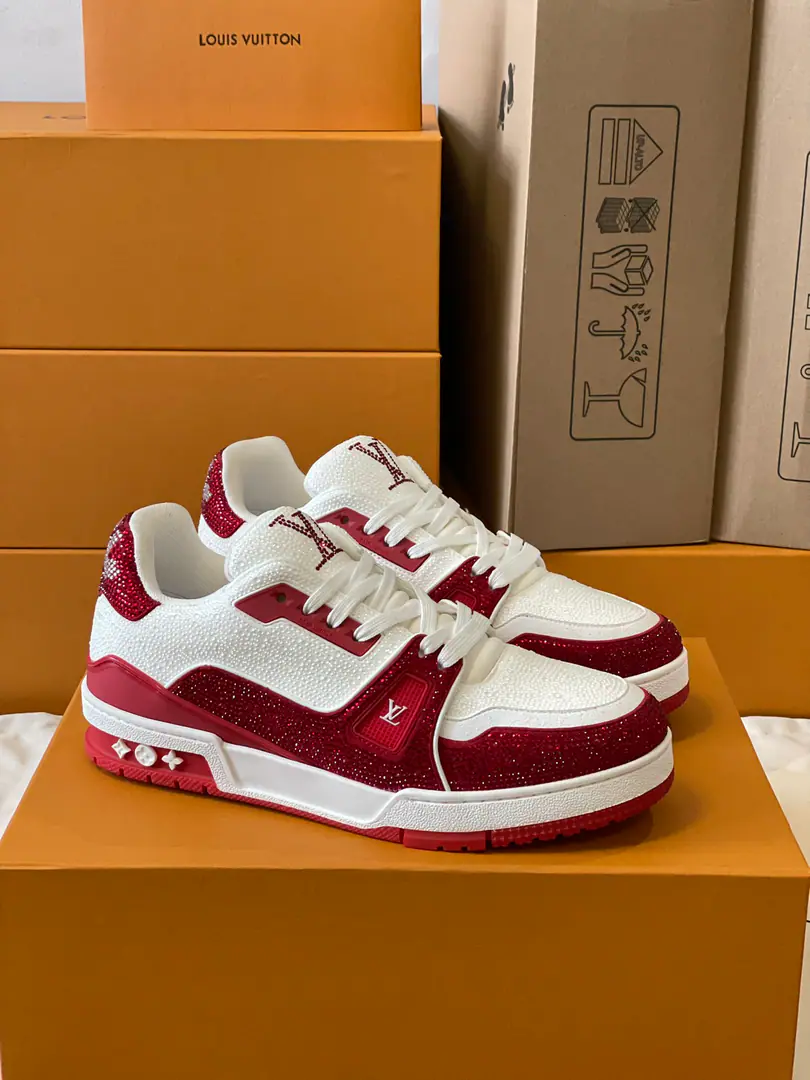 Top Version Couple money.💏 Paragraph LV Trainer The glitter of the crystals of the sneakers., To the designer.Virgil Abloh The original design of the Spring and Summer series is to be saluted.. The surface of the shoes and the rubber floors are a classic brush., Monogram Flowers dotted on it., I'm giving you inspiration from the ancient basketball shoes.. 🆚The only custom-made cow is a high-wild-lit cow counter-featuring. 🆚A private model.Vuitton Marking, Shoe straps. 🆚Customize silk slides. 🆚TPUCombine to base grinding and skating yellow ✅The original is hidden in the background.Monogram Flowers. Process: All computer needles are wired.. Shoeheads., Backset, Cold thermal process modifier. The whole set of holsters.. 35-40 39-44（45.46）