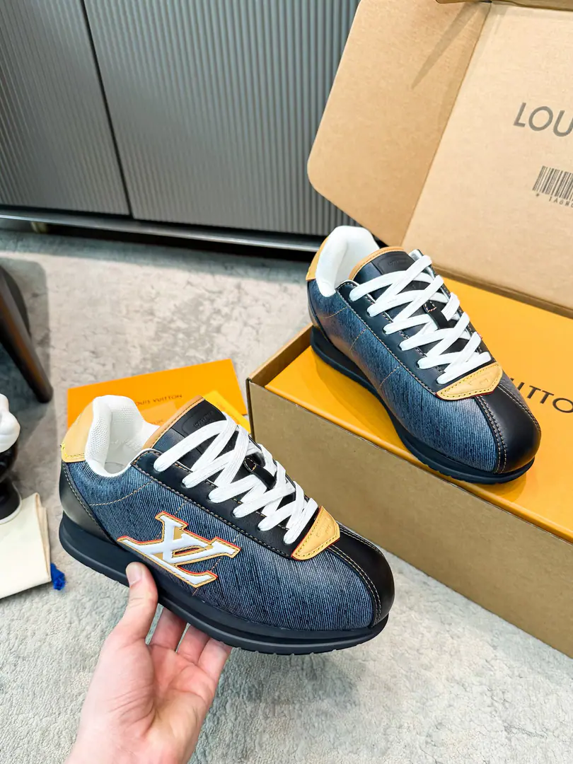 ❤️Couple money. Louis Vuiton Louis Wittenfield's joint show-off fat-ding-ass sports shoes. Gumps. High-end version This series includes a series of sports shoes from the simple style of the game to the popular sneakers. LV It's a sign of its thickness and modern beauty. The other formulas are luxuries, skins. - It's a leather and canvas. Some sneakers are designed with a sense of future. It's a function and comfort. And move on to the sports-style luxury shoes. Every detail is as it is.1:1Development Fashion original custom-made head-decked cow skin Inside, in the air network. The original shoe bottom is skating.TPUMaterial Bottom: 3CM Codes: Women35-40 （Women40I'll make sure I don't change it.） Men39-45 （Men45I'll make sure I don't change it.）