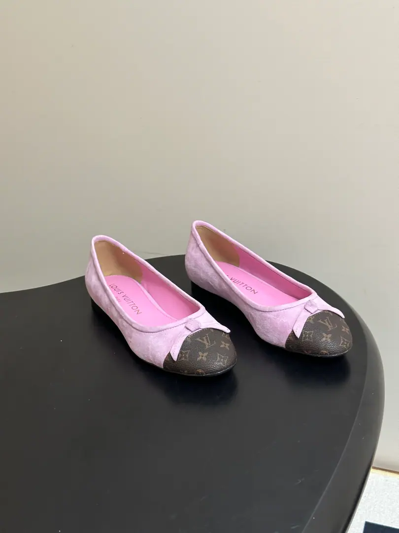 26SsSpring new moneyLouis Vuitton LV X TM DARLING The village of Ryu, the old ballet and butterfly, is a classic colored single-shoe match./Fly-faced boat shoes. ParagraphDarlingBallet soles are used in a lot of ways.Monogram MulticoloreThe canvas., To Louis Vuitton and Japanese artist Utshiro.. A classic ballerina shoe with a little skin. The tan edge and the bow., Soft leather soles are perfected and ready to fit.. Shoe.: Customize old flower skins/Lamb skin./Psych, skin. Inside, put your feet on the inside.: Lamb skin. Shoes under the sole.: Italy is a big-ass country. Codes: 35-39（40.41.42I'll make sure I don't change it.）