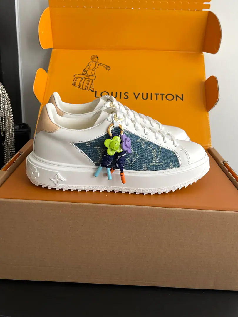 🏧𝐋𝐕 x TMMurakami's joint name. Time Out Cherry Series Leisure White shoes. Sports shoes Original procurement development Make the goods. Paragraph Time Out The sneakers are from Louis Vuitton. x The village re-engineer series, Showing a great amount of sports.. The Bounty Leather Dirt. Monogram Elements, Cherry Blossom The mark and the saliva behind the shoe are improvised with a pen.. Monogram Flowers are a brand-new thing to do with the thick rubber.！ Fabulous.: Original import of head-level cattle skin Uchi.: Original custom custom customised soft sheep skin Shoes under the sole.: Original OpenTPUSlipboard Base Codes: 35-41（40.41Do it.）