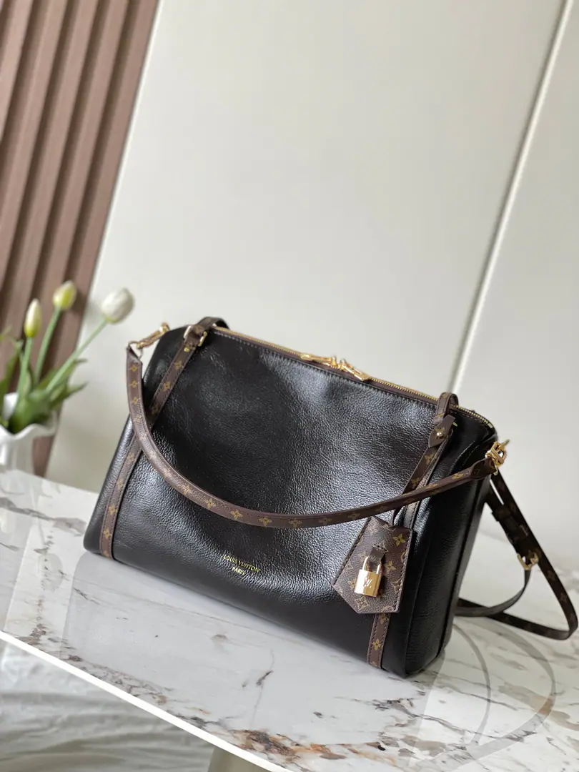 Paragraph26359Dark Palm Medium Top First List Half steel hardware. c01Chip M26359Dark BrownM26358Almond.M26397Umino This season Express The middle-sized bag is for modern female craftsmen.. This paragraph is marked by a combination of cattle leather. Monogram The classic canvas.. Monogram The flower line is a tribute to the long-standing legacy of the brand., The best for urban life., But you can switch backs and backs and backs.. The key bag and the lock on the pointer pen., Add a little more subtle detail to the overall design.. 24 x 18.5 x 36 centimetres (High x Kuan x Length)