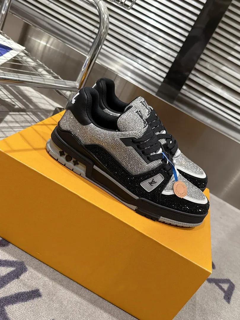 🏧𝗟𝗼𝘂𝗶𝘀𝗩𝘂𝗶𝘁𝘁𝗼𝗻Couple money.👫" LV trainerGlobal limitbulingbuling✨The top-of-the-shoe Quality of the Recreational Sports Shoes Series！ Louis Vuitton, Director of Art.Virgil Abloh The new revolutionary work that we've brought in. I want to put street style into shoe-shoe fashion., More young., Diversity. You're more personal with different socks.😍 Original custom-made cow skin.A special stamped cowboy cloth package. The luxuries of the membrane crystals can't drill. Packet process Solid sewn by locks TPUThe original is comfortable. Full package with original gift box Size35-45 [Women40.41Men45Do it.]