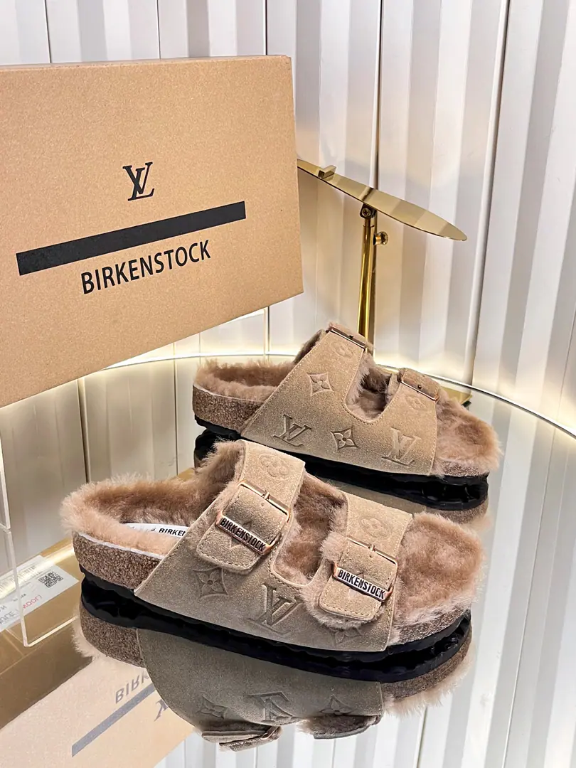 Women（Top Version）Furry slippers. Louis Vuitton × BIRKENSTOCKJoint Cooperation FundBostonSoft-bed slippers.Lv Bulken Muller wool slippers. The classic Bulcan soft-bed slippers were launched., A brand is a shoe type., The structure is based on the human engineering design., Let's make our feet completely free and comfortable., So the footbed is fully radian-tuned.. Summer inflammation., A pair of light and comfortable slippers., This oak wood bourken softwood slippers, Muller's shoes, and the old, leisure sand beach girl tows., It's a rescue.！ Shoe.: Customize old flower skins➕Cows are counter-feat. Uchi.: Bullskins. Shoes under the sole.: Original OpenEVASuper light material Codes: 35-46（Women40.41Men38.45.46Custom without re-offer）