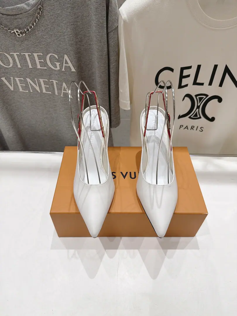 🏧𝐋𝐨𝐮𝐢𝐬 𝐕𝐮𝐢𝐭𝐭𝐨𝐧 LVThe new donkeys have high heels and sandals in the back of their head in summer. It's a little bit simple., The high-level is full., - With grace.～Nice foot., The most powerful of all.💃🏽 ✔Shoe.: Imported cattle skin ✔Uchi.: In the sheep's skin. ✔He's tall.: 9.5cm ✔Otsumi!: Italian imports are so thick. ✔Codes: 35-41 （40.41Make a reservation.）