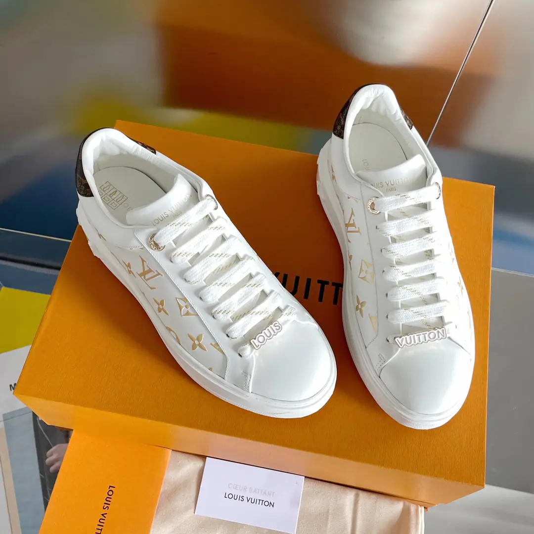 Top Version LV TIME OUT Donkey.21fwLeisure sports, thick white shoes. LHome New Colour The skin of the calf presses the metal.MonogramPatternLouis and Vuitton Decorate shoelaces Send a cabinet for fine packaging🛍📦 ▪️Fabulous.: Original customized head-level cattle skin ▪️Uchi.: Imported cattle skin ▪️Shoes under the sole.: Original OpenTPUOtsumi! ▪️Bottom: 4.5CM ▪️Size: 35－41