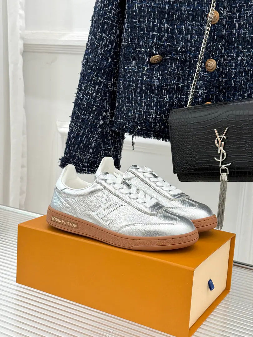 🏧𝐋𝐕The donkey family's new shoes. ♪ When the German shoes are rejuvenated and regenerative ♪ This German shoe is a classic that injects a high sense of recognition and luxury. Big side.LOGOIt's a mix of almonds. He's so smart. The fabric is custom-made for cattle skin. The inside feet are all sheep's skin. Original Opener CustomTPUOtsumi! size: 35-40（40Custom）