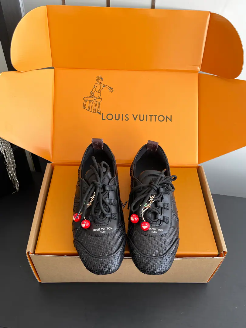 [🍒Cherry.➕60] 🏧𝐋𝐕 SneakerinaThe ballet shoes. Flat shoes, leisure shoes. Paragraph LV Sneakerina Ballet sneakers for summer., Will Monogram Daningbu is a fine match with the same colored cow leather.. The pair of shoes with the color. Monogram Flowers hanging, It's a fun one.. Sides are accelerator. LV Letter and rubber Louis Vuitton logo, The distinctive features of the current design. Monogram Daning's fabric./Cow leather./A leather belt. Louis Vuitton ElementsSacchetto Process infusion TPU Outside Codes: 35-41（40.41Do it.）