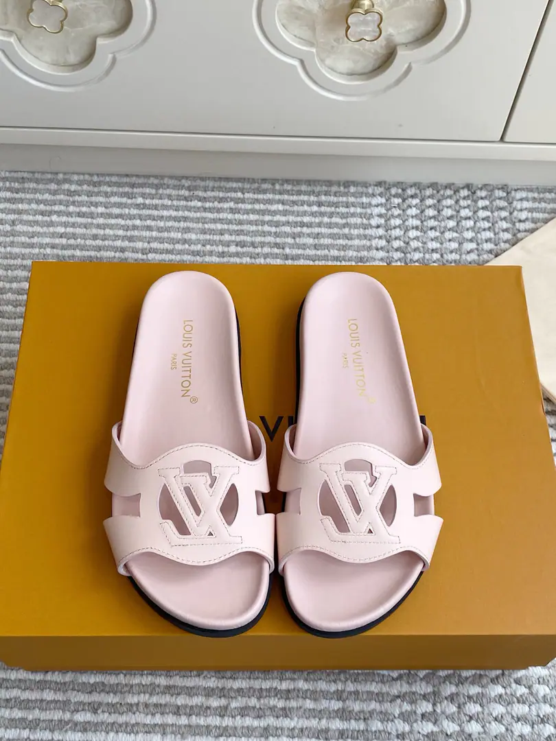 Batch 🐳LV｜ISOLA COMFORTEmpty slippers.✨ The counter.26Summer main boost., He's a very human being.IsolaThe series of chills., It's empty.LogoDesign is so low profile.. Import of head-story parchment+Cows are counter-feat., EmptyLVPrecision cutting Full leather mattress bed., You're not tired walking around in your long clothes. Original flower-stressed, slide-proof rubber floor. size: 35-39（40.41.42Do it.）