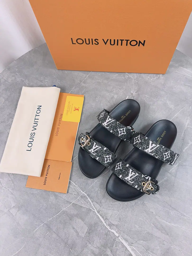 LV2024Spring and summer slippers.🌟The belt buttons can be strained. The sand is full of it. Original OpenLVMetallogoDecoration It's so fashionful and beautiful.🤳🏻Shoe-faced cow skin./Customize imported flower fabric/The original old flower leather. In the skin of the sheep. (Water table+Fly-resistant.+Rubber bottom)Three layers of a combination of the bottom. 🔶Size: Women35-43Men: 38-46