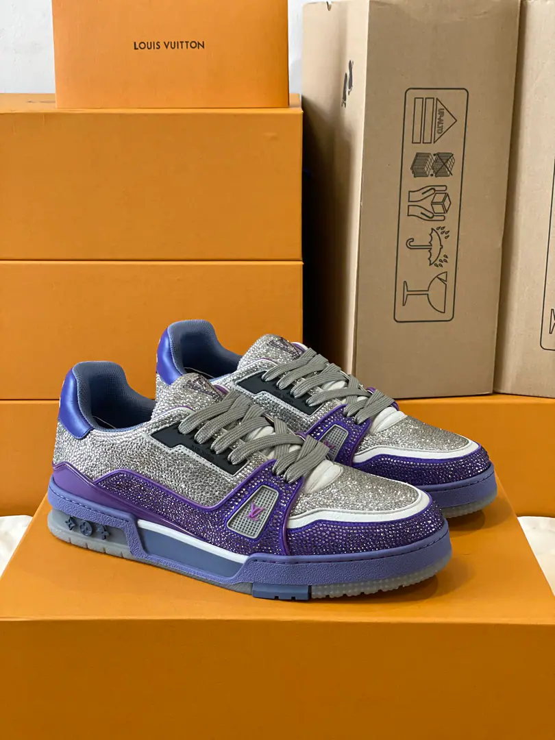 Top Version Couple money.💏 Paragraph LV Trainer The glitter of the crystals of the sneakers., To the designer.Virgil Abloh The original design of the Spring and Summer series is to be saluted.. The surface of the shoes and the rubber floors are a classic brush., Monogram Flowers dotted on it., I'm giving you inspiration from the ancient basketball shoes.. 🆚The only custom-made cow is a high-wild-lit cow counter-featuring. 🆚A private model.Vuitton Marking, Shoe straps. 🆚Customize silk slides. 🆚TPUCombine to base grinding and skating yellow ✅The original is hidden in the background.Monogram Flowers. Process: All computer needles are wired.. Shoeheads., Backset, Cold thermal process modifier. The whole set of holsters.. 35-40 39-44（45.46）