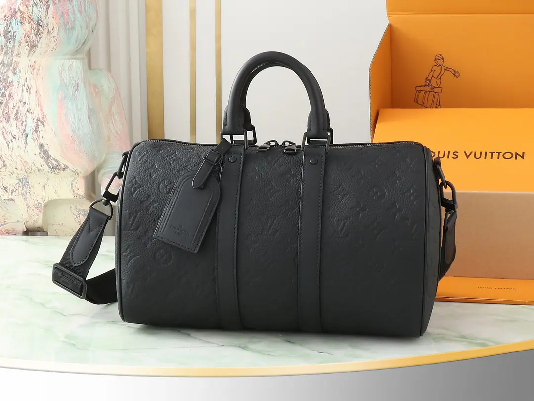 【Top First List It's so exclusive.】M22765Black Full Skin Chip Enhancement Travel bag series Keepall 35Travel bag Yes. Monogram Shadow The leather is full of them.Monogram Ballast, Matching dud metal, Short-cut design of achievements, The cabin is a small-size thing.. Keepall The soft travel bag series was born from 1930Year Hey, Moo!, ♪ And now the classic is as good as old ♪. size: 35x21x6cm.