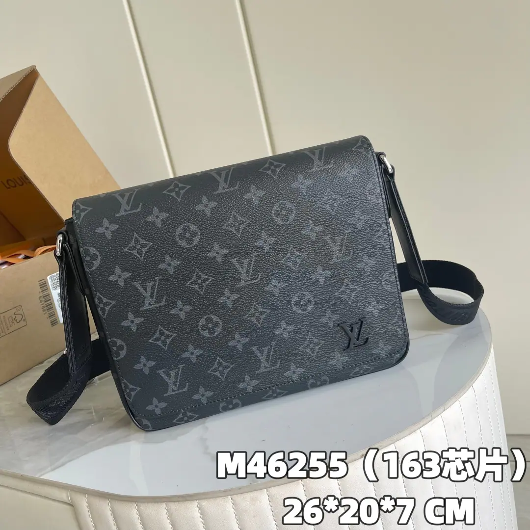 【 C01 Chip version】 Internal pricesP Paragraph: M46255, Original List Enhancement💪【I'm taking a background picture.】Paragraph District The small mailman bag goes through. Monogram Eclipse The canvass frees the charms of the world.. Louis Vuitton's ID and lower left corner. LV Letters highlight brand elements, Back-hand zipper bags easy to take., Adaptive shoulder belt to comfort and carry. Monogram Eclipse A coated canvas with a fabric of leather and a metal piece and a taped top and a pocket with a pocket and a shoulder belt in the back., Adjustable！！. Dimensions:26x20x7CM