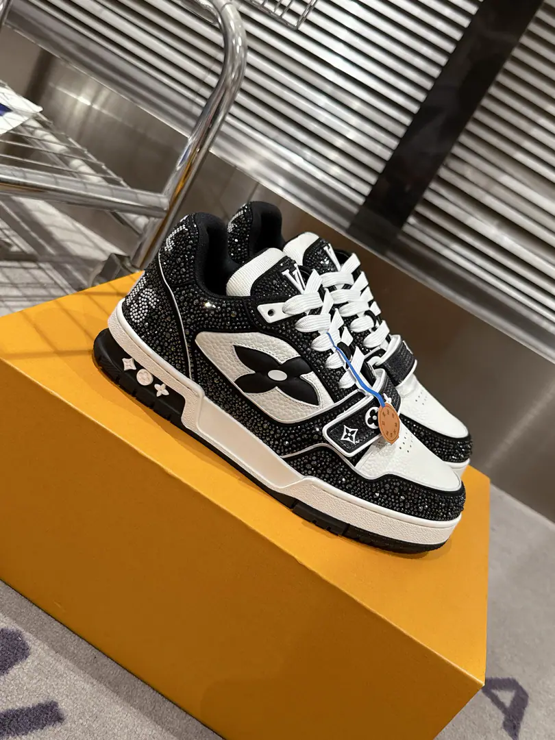 🏧𝗟𝗼𝘂𝗶𝘀𝗩𝘂𝗶𝘁𝘁𝗼𝗻Couple money.👫" LV trainerGlobal limitbulingbuling✨The top-of-the-shoe Quality of the Recreational Sports Shoes Series！ Louis Vuitton, Director of Art.Virgil Abloh The new revolutionary work that we've brought in. I want to put street style into shoe-shoe fashion., More young., Diversity. You're more personal with different socks.😍 Original custom-made cow skin.A special stamped cowboy cloth package. The luxuries of the membrane crystals can't drill. Packet process Solid sewn by locks TPUThe original is comfortable. Full package with original gift box Size35-45 [Women40.41Men45Do it.]