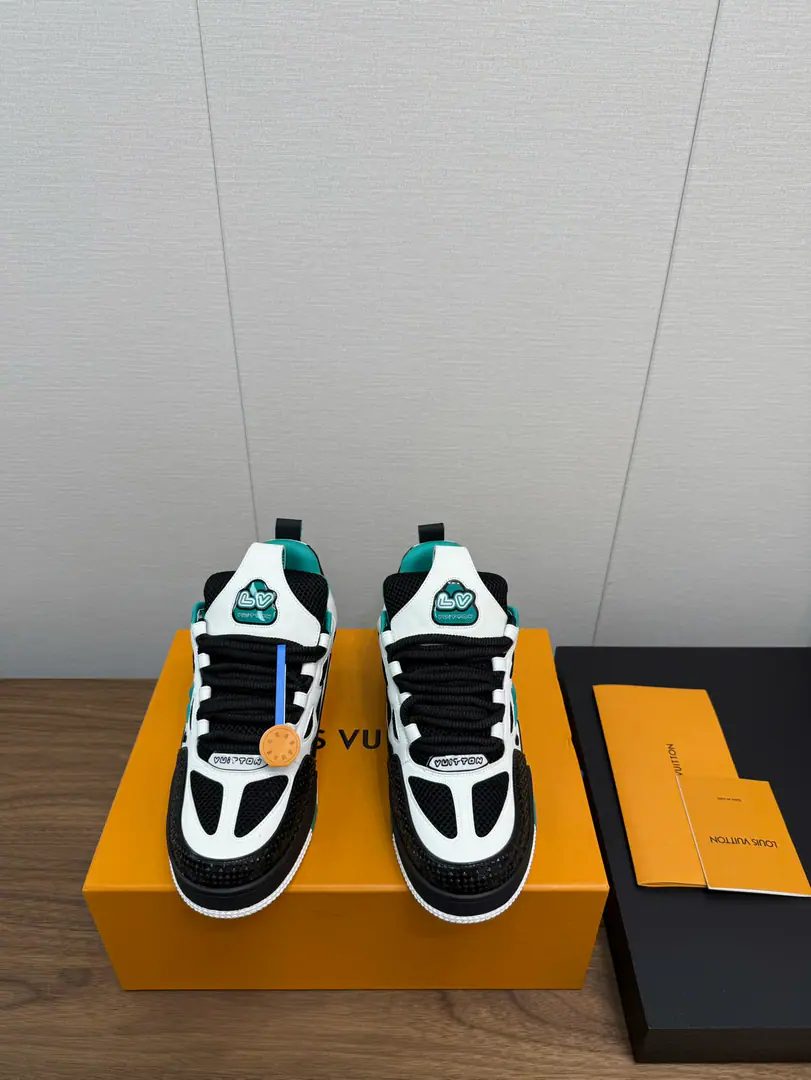Louis Vuiton🍀 🍀 LV SkateA series of bread shoes.-Skis.-Basketball shoes.-Leisure sports shoes Top Version🔝Original purchase development for sale👍🏻[Fireworks]LV Skate The ViewProfessional skateboarding., It's been going on.90The big ones.. The designers added the stylish element., Like open-faced shoes and tongues and direction.Axion, esandDCThe strap of honor.. This one.LVSK8The sneakers are different from the typical skateboard shoes., It's made of cowbucks., WithTPUArranged andMonogramTexture. And finally..., And on his heels and his tongue.logoAnd the side flower pattern.. Fabulous.:Original customized head-level cattle skin+Airnet. Uchi.:The original imported air network. Codes:Women35-40 Men39-45 （Men38.46Custom No re-election.） Plant