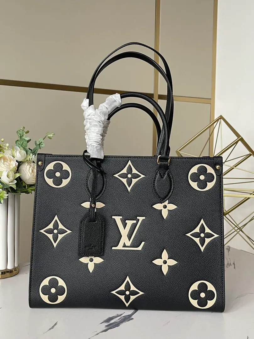 【Top First List It's so exclusive.】M45495Black stamp ParagraphOnTheGo MediumToteThe bag will beMonogramThe pattern is printed first, then pressured to softly punctuated cow skin., It's got a lot of laptops and other office supplies in it., Long handles for hand or shoulder., Skin of a bull with a grain of pressure., The pear of a cow., Superfiber liner, Metal, The zipper's in the bag., Double bag., Hand handle.. Details34.0 x 26.0 x 13.0