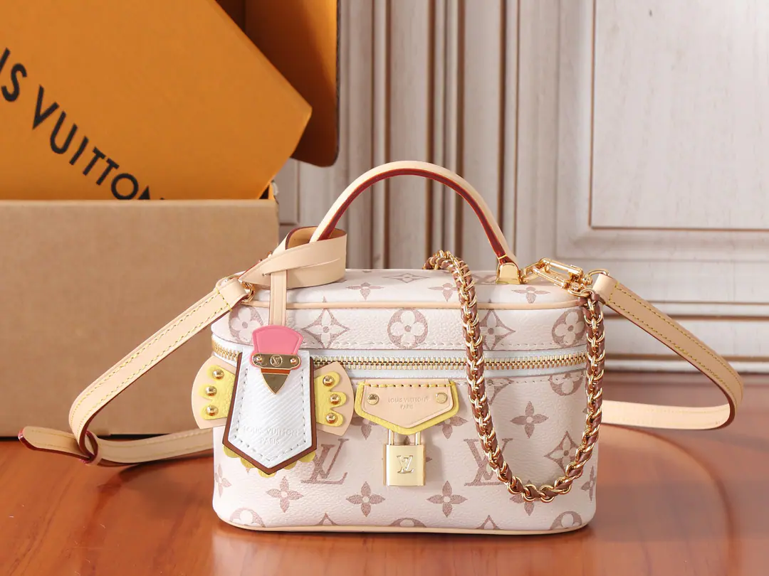 【 C01Dynamic chip】Top First List, Development of the original M29782✨‼️Vanity Chain Pouch The bag was inspired by Louis Vuitton's hardbox., I'm going to show you the branded travel., This section LV Crafty Version Presentation Monogram Dune The lightly nuanced color of the canvas., To give the classics a lively pleasure.. The fine leather edge and the detachable key packs are rich in detail., The straps and chains can be removed and injected into the new pen tentacles., ♪ Query metal pieces and LV The locks are good for each other.. 19 x 11.5 x 6.5CM (Length x High x Kuan) Monogram Dune Pattern Tiled canvas. The leather side of the cow. Microfibre liner Metal - We're going to pull the chain. Disable key bags., With a nail. Acceptable 6.7 Inches of smartphones, Headphones, Rosalie Zero wallet., Sunglasses., Keys and lipstick. Shoulder belt.: Disableable, Adjustable Half a band.: 49.0 centimetres Half a length of the belt can be moved.: 58.0 centimetres Chain: Disableable Half a chain.: 26.0 centimetres Hand handle.: Single handle.