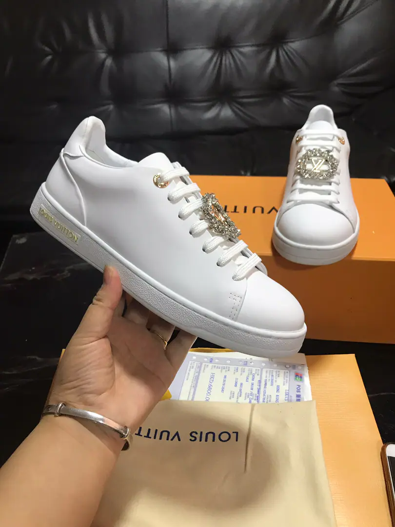 Louis VuittonLouis Vuitton. Autumn and winter money., This sneakers dotted. LV Circle Marking, The jewels shined in the sheet of crystals., It's making Jane's design more visible.. A good-looking silk cow skin., I'll put my foot on the skin inside.（Bullskins.）, The base of the rubber..35-40Code,（34and41Code, 42Make a reservation.）Women（Men can make a reservation.38-45