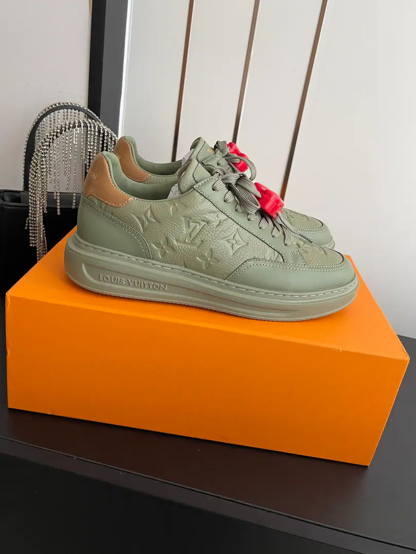 Men [Append➕60] 🏧𝐋𝐕 𝐓𝐫𝐚𝐢𝐧𝐞𝐫Louis Vuitton. BEVERLY HILLSCouples' sneakers. Leisure shoes.. Beverly Hills The new design is a modenian for sneakers. A pocket for mirror cow leather. Monogram Pattern A thick and light rubber outside to achieve comfort. It's got a Louis Vuitton logo. With the shoe tongue. LV The letters are mutually reinforcing.. Monogram Mirror cow leather. Shoe belt. Louis Vuitton Elements The rubber bottom of the label Louis Vuitton. Codes: 39-45