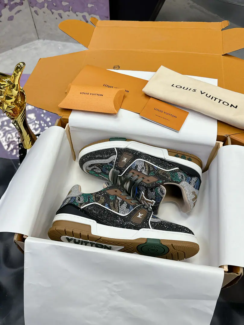 Plant（Men） LvNew Colour The drill won't drop.（Drilling.） Original development Quality out. Welcome to the comparison. ❥❥❥❥❥❥LVShoes Series LV Trainer MaxiThe sneakers bring in the loose contour of the dress series.VirgilAblohIn the pen.LVTrainerSports shoe design, The skin of the cow and the face of the skin, the fabric and the laces., And with a bunch of beads, you can see the classics.. LVLetters with shoe tongues, MonogramFlowers are outside.. Mixed Materials It's made of top-deep cow skin., Import custom-made cowboy cloth packages, Coarse shoe tie-tape design, Sideband Monogram Big stamp., Shoe tongue and back heel.”lv 54“Emblems., There's a rubber coat. Monogram Flowers., The cotton in the web., Comfortableness is as great as ever., The legacy of the good., Quality is paramount., Worth it.！ Codes: Men39-44（45I'll make sure I don't change it.） ♡Full package with original gift box