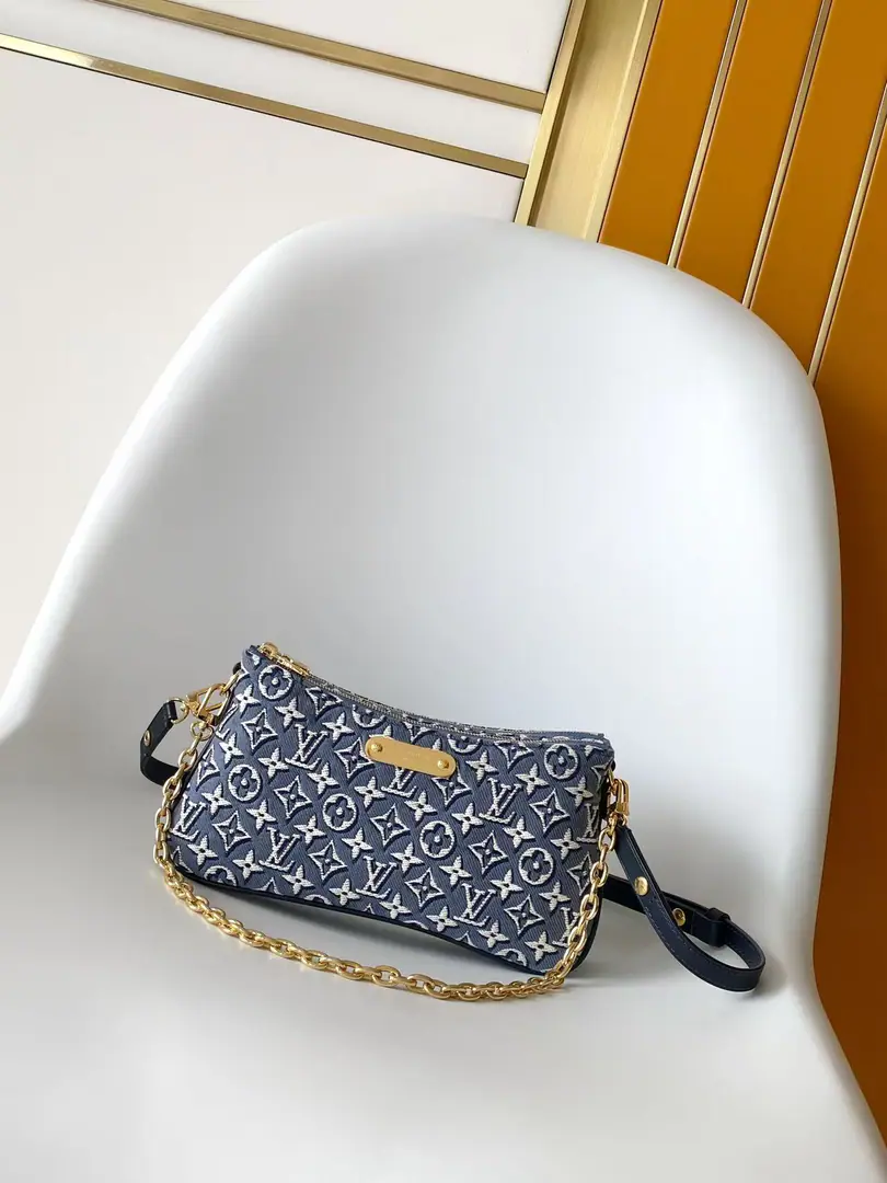 M2A Blue cowboy.M83532 M14159Pink Top First MonogramNew cowboy. Material.Liv pochetteBut tight on your arm.. It's accompanied by a gold chain that can be broken and a gold chain that can be broken., Adjustable Double Table Belt, It's made of natural cattle skins marked by Louis Vuitton.. Safe zippers and engraved gold plates to add flowers to this fashion-only cavity.. size: 24x13x6.5cm