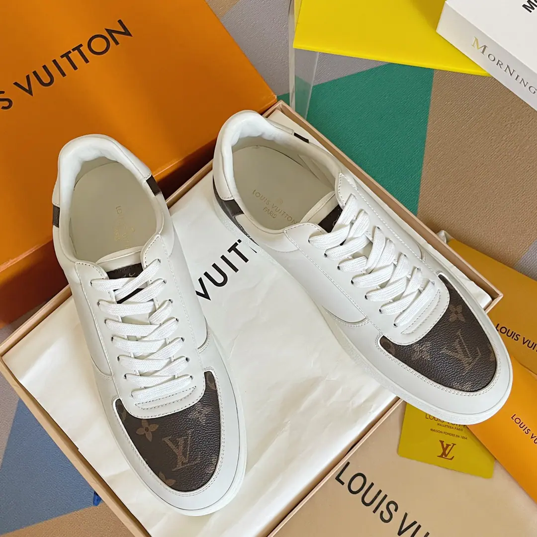 Top Version: Low Gang! LVLouis Vuitton. LHome. Donkey.RivoliSeries Ko Ko-kwan! Leisure Sports shoes Shoes. Original procurement development Make the goods. Paragraph Rivoli High-band sports boots for cow leather., ♪ To show the classics with a sharp brush Damier Pattern. But the steady Louis Vuitton sign shoe belts are constantly designed., Rubber external configuration refined. Send a cabinet for fine packaging🛍📦 ▪️Fabulous.: Original import of head-level cattle skin ▪️Uchi.: The original custom-made air network. ▪️Shoes under the sole.: Original modeling slide-proof rubber floor ▪️Bottom: 2.5CM ▪️Size: Men38-45