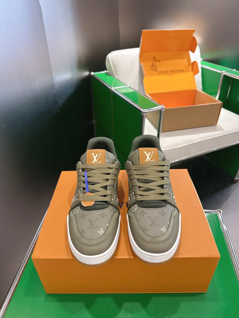 Louis Vuiton Louis Vuitton. Trainer- Series of basketball shoes. Shoes.‼️ LV TrainerThe sneakers were designed by the designer.Virgil AblohThe classic idea inspired by the ancient basketball shoes., This time, we'll be swirling the leather and theMonogramPumped-up cow leather., And...MonogramFlowers on the rubber bottom, ♪ A bright leap in one colour ♪！ Bottom: NYO3cm Codes: 35-44