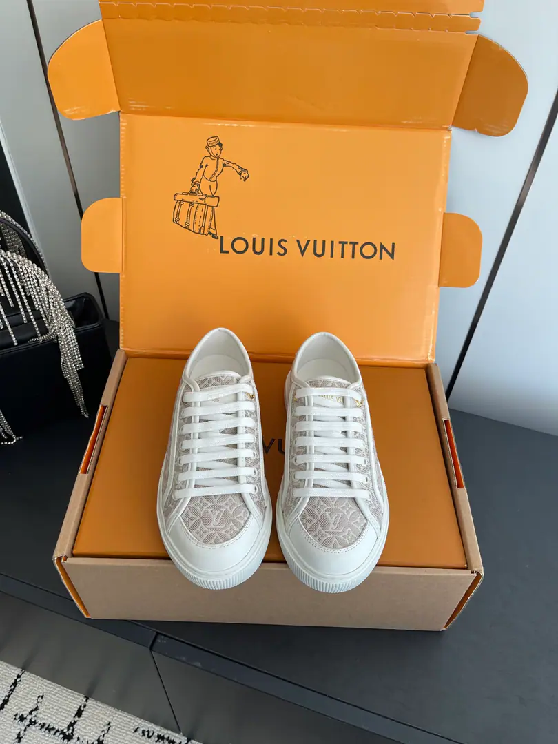 🏧𝐋𝐨𝐮𝐢𝐬 𝐕𝐮𝐢𝐭𝐭𝐨𝐧Louis Vuitton. New paragraph LV LagoonThe Danin Cowboy Series, old-time sails, skateboard shoes, leisure sneakers. Original purchase development for sale Whole pair of shoes.ZpDevelop and build, All Custom Materials The only one who can be a big shot. Codes: 35-41（40 41Make a reservation.）
