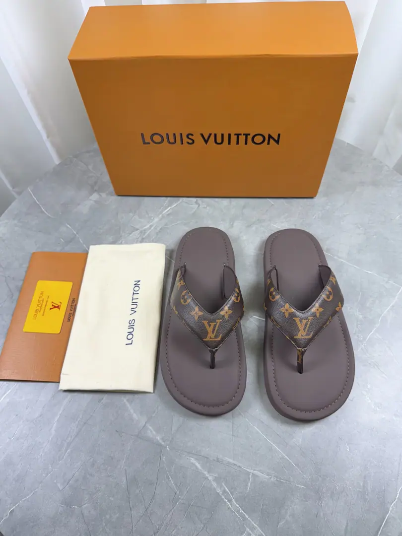 🌈LV | Louis Vuitton. ²⁰²³ 𝐬𝐬 🧡💚2026Spring and summer. Top Version‼️Original unamended The owner of the counter is making a new payment. Bread slippers. New hardware.🆕 ❥Requisition level！It's a great sense of excellence.！A huge amount of money from domestic and international bloggers., Old and fashionable. The upper toe blew up.！The boss's push.★ ━━━━━ ЅᏇєєt ━━━━━ ▪️Shoe.: Original-made cow-coloured fabric ▪️Uchi.: In sheep. ▪️Otsumi!: Rubber bubbles are high-end, deep-ground. ▪️Shoes.: 38-47（46-47Custom without re-offer）Batch