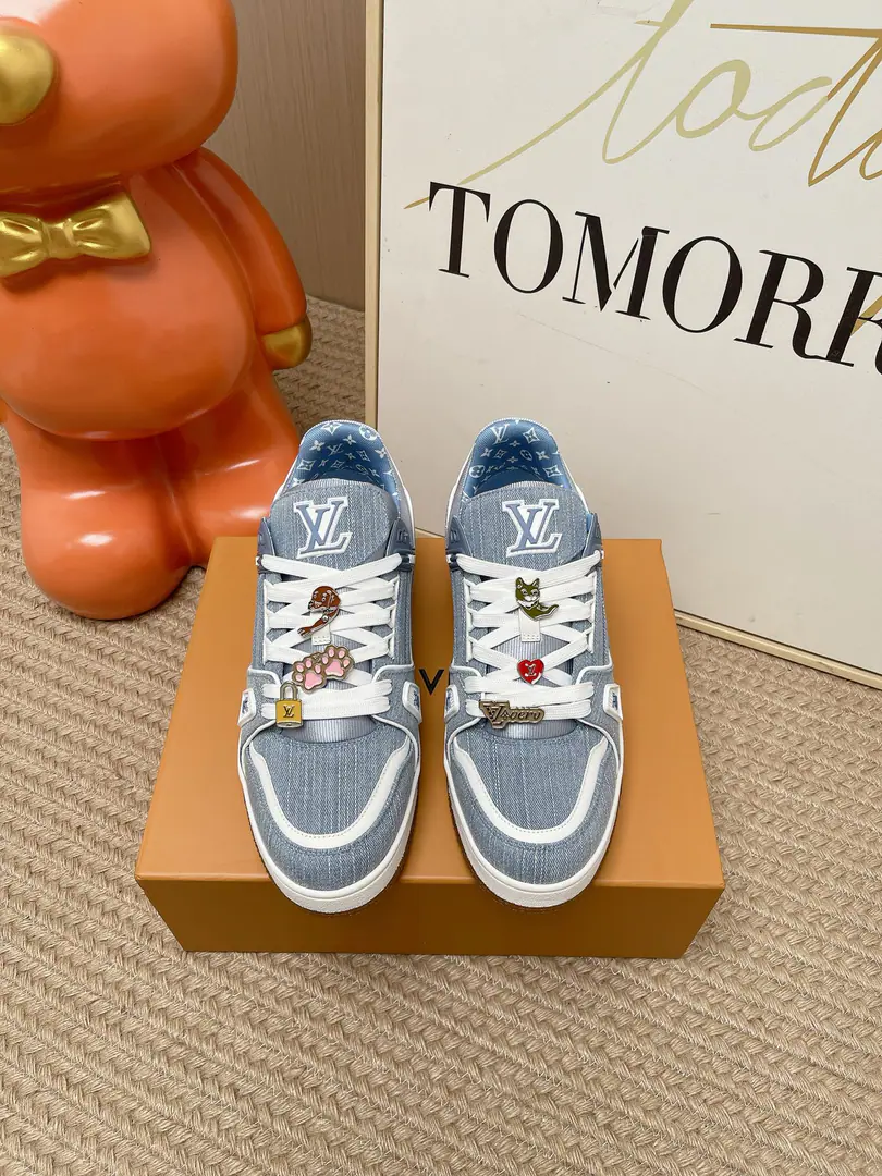 Top Version: Couple money. LV trainer~~New Upgrade~~Classic Return❗ Couple money., Skis., Basketball shoes., Sports shoes…… LVNew Sports Series. The reenactment.. Into the family's many classics.. Super handsome.~~ Full leather fabric., MatchLvThe badge., In the airnet., Original Base, Original shoes,, More details are perfect for the big stuff. size: 35—45（Women41.Men45Do it.）